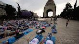 Cientos toman una "siesta masiva" en Ciudad de México para conmemorar el Día Mundial del Sueño