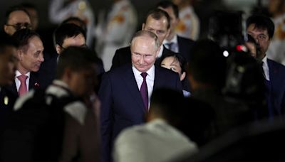 Putin llega a Vietnam en busca de apoyo para que Rusia pueda enfrentar el aislamiento de Occidente