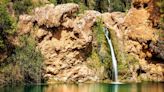 La increíble piscina natural del Algarve a media hora de la frontera con España: con cascada y de aguas turquesas