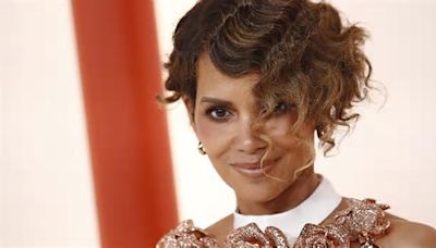 Halle Berry, rivelazioni dal podio del Congresso americano: “Sono in menopausa. E non c’è nulla di cui vergognarsi”