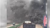 台61線新豐段橋下4貨櫃「起火狂燒」 濃煙沖天畫面曝光