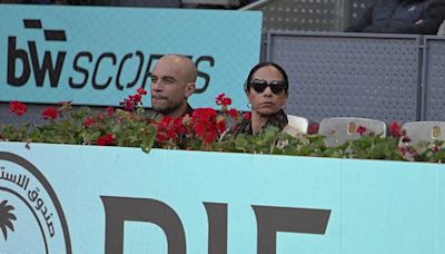 La viuda de Manolo Santana, Claudia Rodríguez, reaparece junto a su hijo en el Mutua Madrid Open