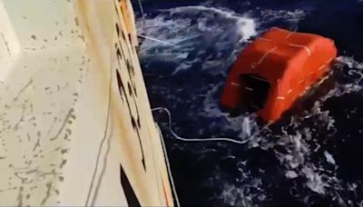 El "Puerto Toro" rescata una de las balsas salvavidas del "Argos Georgia"