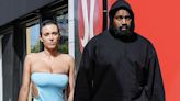 Bianca Censori, esposa de Kanye West, causa furor con su atrevido atuendo para ir al cine