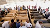 Un grupo de arqueólogos descubre 250 sarcófagos con momias adentro y 150 estatuas de bronce en Egipto