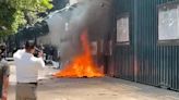 CNTE, ahora, protesta y prende fuego en CEN del PRI