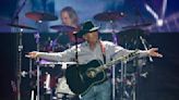 Country singer George Strait breaks the U.S. concert-crowd record