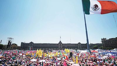 Gana la Marea Rosa la lucha por el Zócalo, crónica de Héctor de Mauleón | El Universal