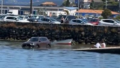 Aparca en el puerto de Muros, A Coruña, y la marea “se traga” el coche: “Ya tiene un submarino”