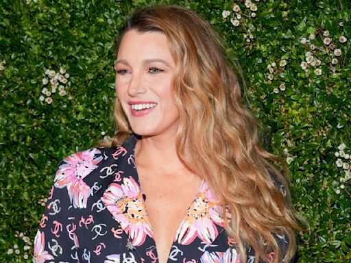 Blake Lively : ahurissante en crop top et micro short, elle affiche ses abdos dessinés et ses jambes galbées