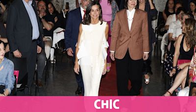 La reina Letizia, con un total look en blanco, en la final del concurso de monólogos científicos