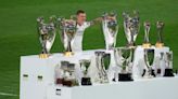 Kroos se fotografía en el césped con todos sus títulos en el Real Madrid