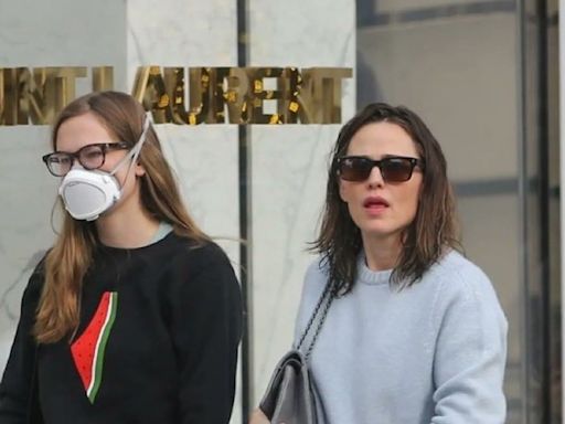 Ben Affleck's Daughter Violet Reveals Why She Always Wears A Face Mask, Demands 'Mask Mandates'