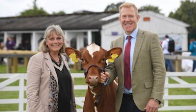 Countryfile star learns about dairy judging as show hosts global Ayrshire conference