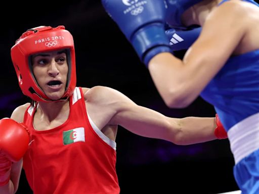 Imane Khelif, boxeadora argelina que tuvo problemas con una prueba de género, gana su primer combate olímpico en París tras la renuncia de su rival