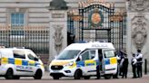Reino Unido, en alerta: detuvieron a un hombre en la puerta del Palacio de Buckingham a días de la coronación de Carlos III
