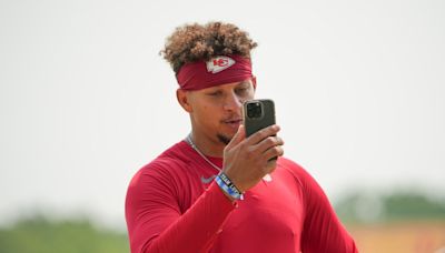 Patrick Mahomes' Perfect Reaction To Steph Curry, Team USA's Olympic Win