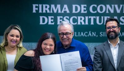Rubén Rocha Moya entrega 50 escrituras en Culiacán