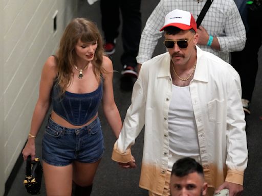 Taylor Swift aparece en el estadio para atestiguar triunfo de Kelce y Chiefs sobre Ravens