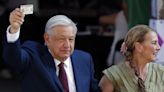 López Obrador celebra la victoria de Sheinbaum "con amplio margen" en México