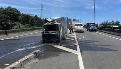 小貨車上國道…引擎無故起火！車體遭大火吞噬 駕駛急停槽化線逃生