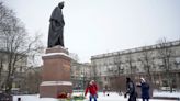 Russians mark Ukraine war anniversary with flowers, arrests