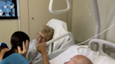 El emotivo encuentro en un hospital entre una nieta y sus abuelos tras graduarse