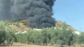 Los bomberos tratan de extinguir un incendio en una planta de reciclaje en Lucena