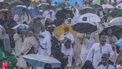 'Bodies on the ground': Pilgrims recount hajj heat horrors