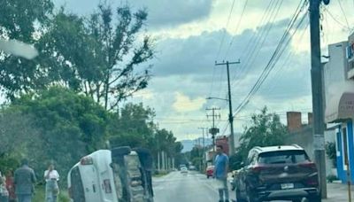 Solo daños en choque y volcadura en Av. Hernán Cortés