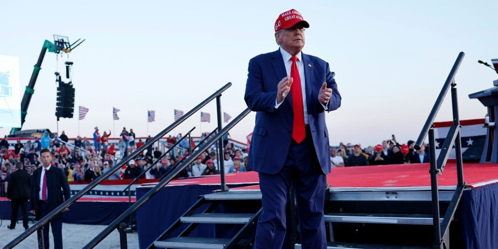 Trump leads his supporters in vulgar chants at Jersey Shore rally