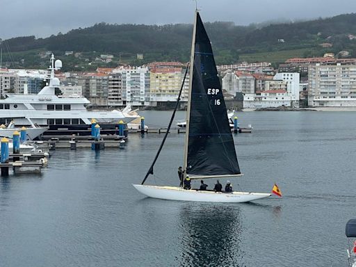 La lluvia impide al rey Juan Carlos I navegar a bordo del 'Bribón en las regatas de Sanxenxo