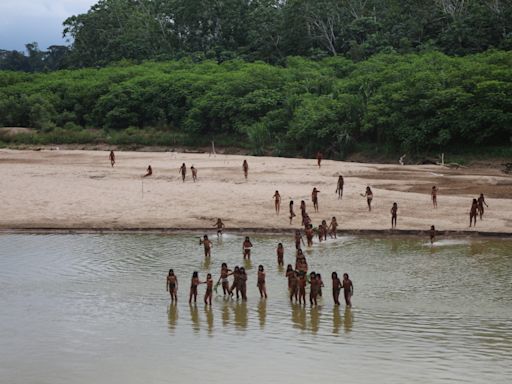 Tribo remota fotografada em zona de actividade de madeireiros no Peru