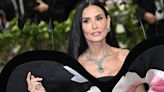 Demi Moore, 61 ans, en robe nuisette en dentelle et détails transparents, elle assume un décolleté vertigineux