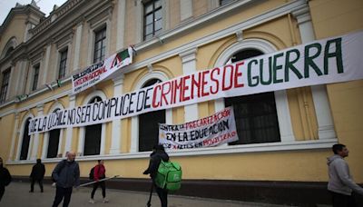 Rectoría de la Universidad de Chile retira lienzos contra Israel del frontis de la Casa Central - La Tercera