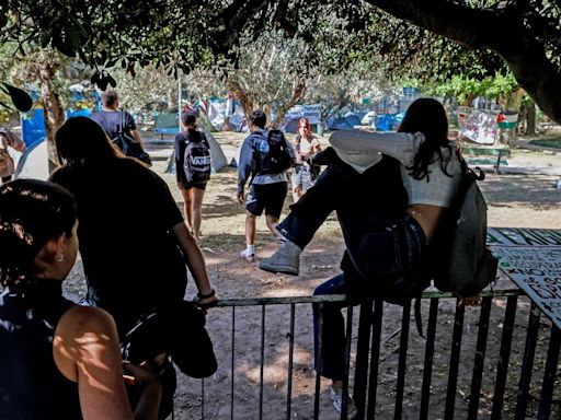 Los acampados propalestinos de Valencia dan un paso más y se encierran en la facultad de Filosofía sin dejar pasar a nadie