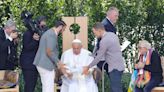 El Papa se abrazó a un israelí y un palestino en Verona y dijo que la guerra “es una derrota para todos”
