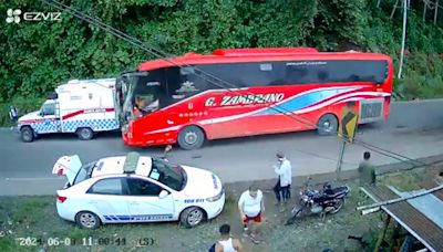 VÍDEO: Las duras imágenes del atropello de un autobús a varios sanitarios y heridos tras sufrir un accidente de tráfico