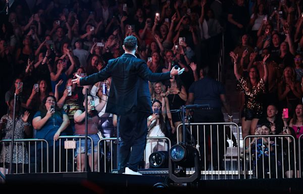 Justin Timberlake Salutes Martin Scorsese From Stage At Madison Square Garden Show