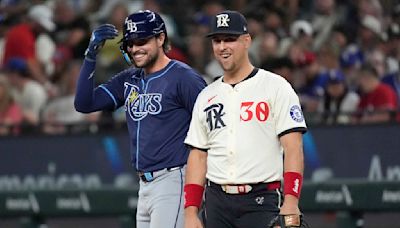 Mother of big league Lowe brothers sees them face each other for 1st time since her cancer diagnosis