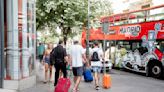 Hartos de los turistas, los vecinos se van del centro de Madrid: “Hemos perdido”