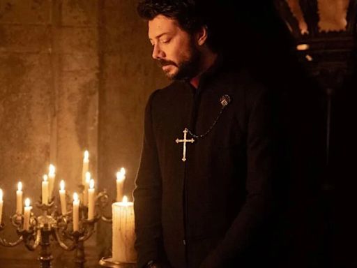 Álvaro Morte, sacerdote (y biólogo) en ‘Immaculate’, junto a Sydney Sweeney: “Está muy bien ser camaleónico, pero ningún actor puede hacer todo bien”