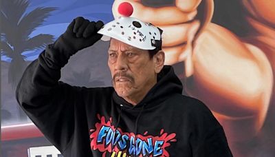 Trompadas, sillazo y caída: el actor Danny Trejo, de 80 años, protagonizó una violenta pelea en medio de un desfile