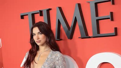 Dua Lipa celebra ser una de las 100 personas más influyentes, según la revista TIME, con un vestidazo de Chanel