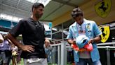 Carlos Sainz muestra su técnica en el fútbol junto a Luis Suárez