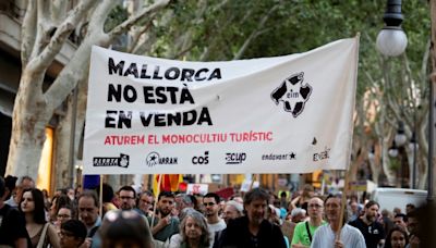 Miles se manifiestan contra el exceso de turistas en la isla española de Mallorca