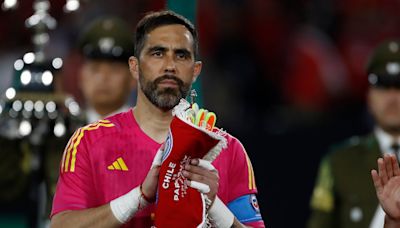 Bravo descarta volver al fútbol chileno y usa a Vidal de ejemplo: “Duele que lo basureen”