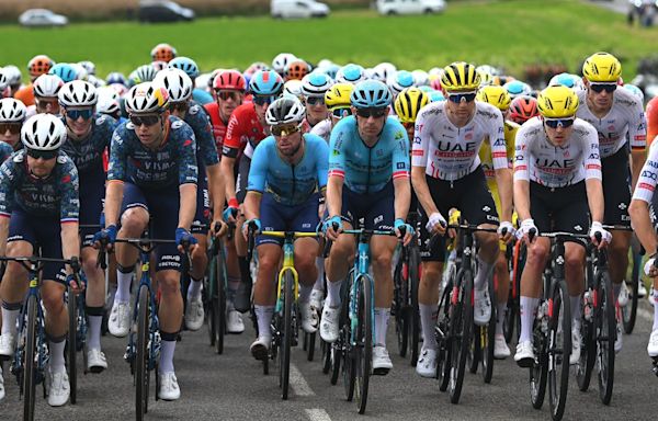 Mark Cavendish shut out of 36th Tour de France win on stage 10 as lead-out misfires