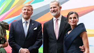 El gesto del rey Felipe VI con la reina Letizia por el neuroma de Morton y la foto que le recordó a su padre en Holanda