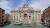 Turista recebe multa de quase mil euros por subir na Fontana di Trevi, em Roma